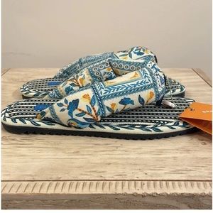 New with tag! Farm Rio blue puffy flip flops